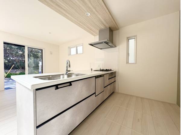 シックなデザインがお洒落なシステムキッチン