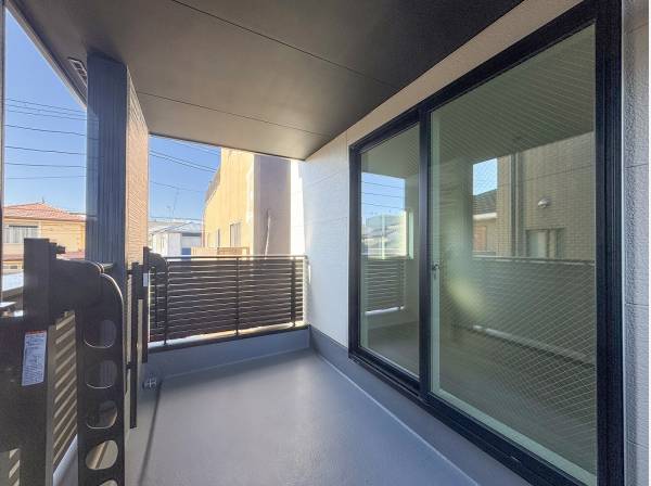 天候を気にせず洗濯物を干したり屋外空間を愉しめます