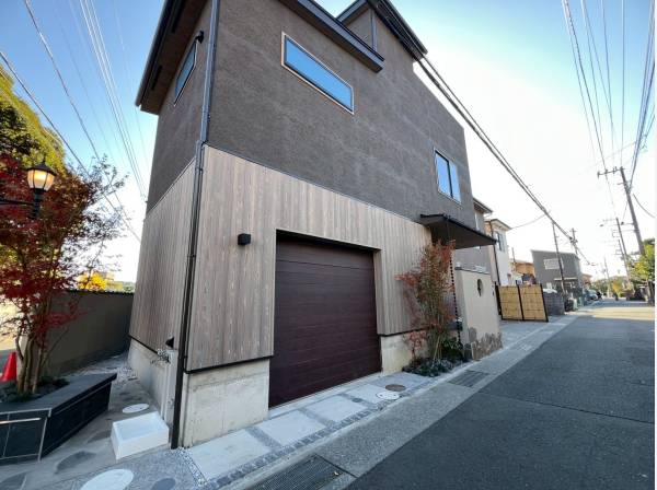 角地に佇む高級感漂う邸宅です