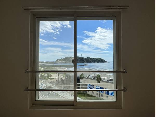 窓枠が額縁となる絵画のような江ノ島ビュー♪