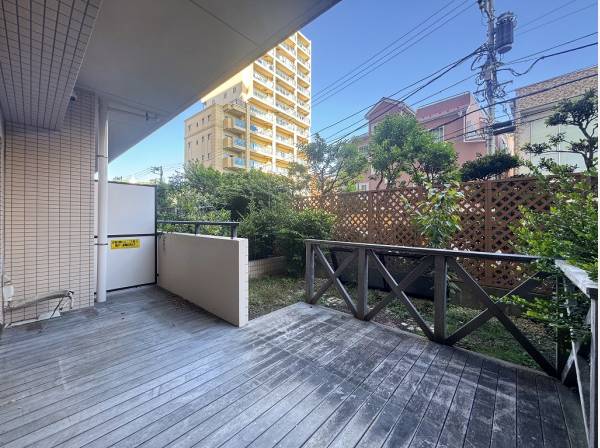 デッキ敷の専用テラスとガーデンスペース