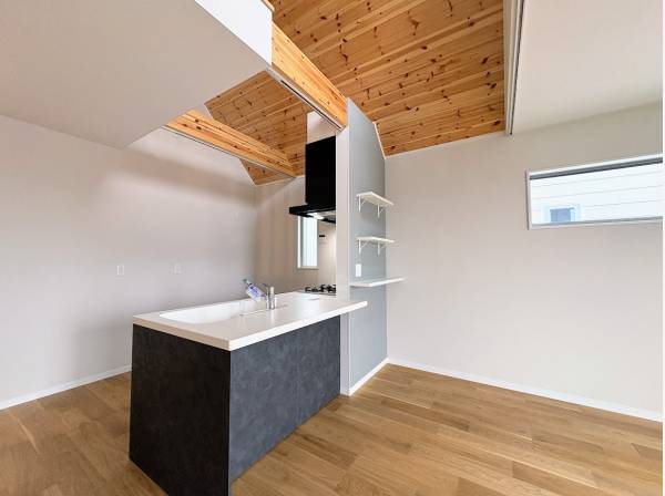 木の温もりあふれる無垢板張りの天井