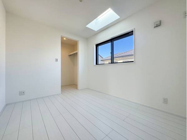 天窓からの採光で昼間は自然光だけで過ごせそうな居室