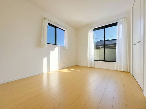 二面採光の明るい洋室