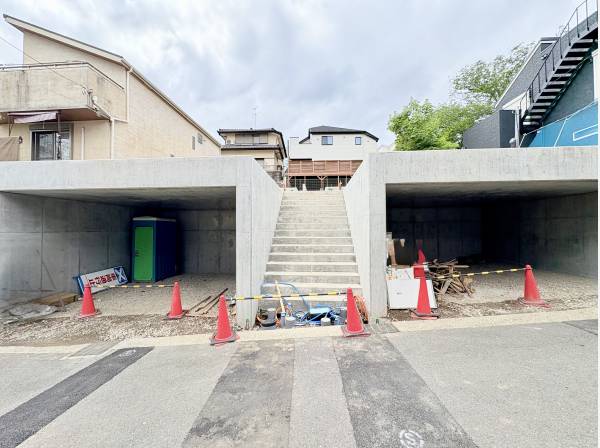 共用階段を上がった先に住まいがございます