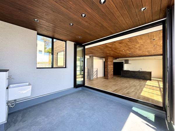 リビングからフルオープンでつながる大型バルコニー