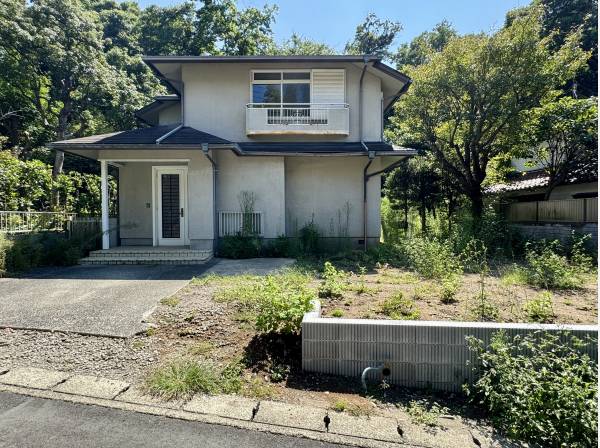 古屋付きの土地販売となります。