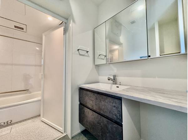 洗面所の3面鏡も大きくて素敵ですね！