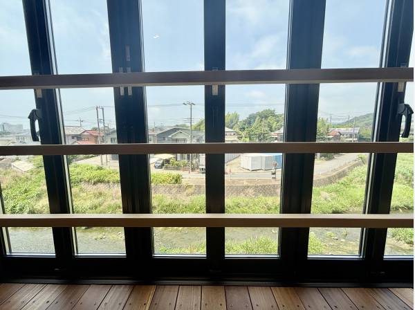 LDKの窓からは、川の音が聞こえてきます