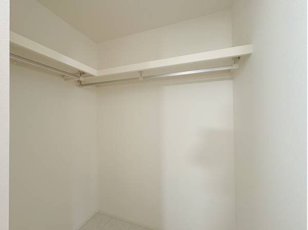サニタリールームの横の豊富な収納スペース