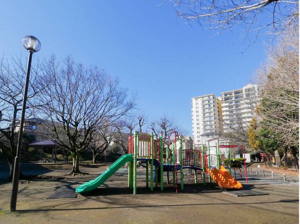柏山公園まで徒歩2分 (約120ｍ)