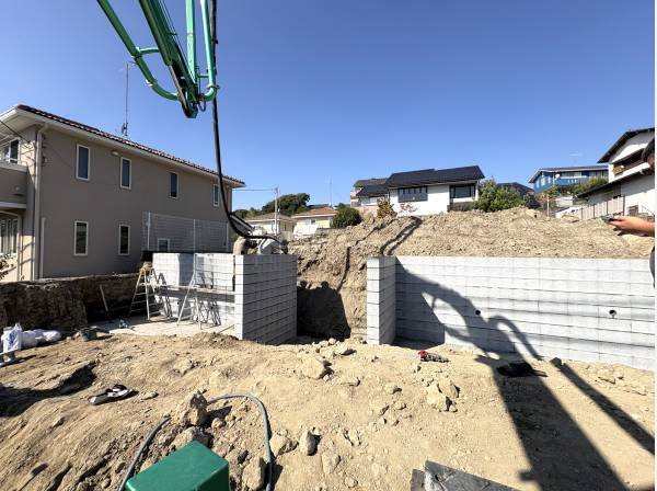 建築前の現地で確かめる、土地の広がり