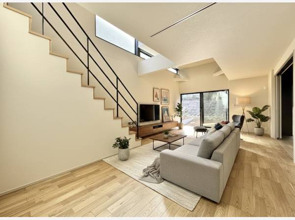 吹抜×黒アイアン。静けさが映えるLDK。（家具はCG）