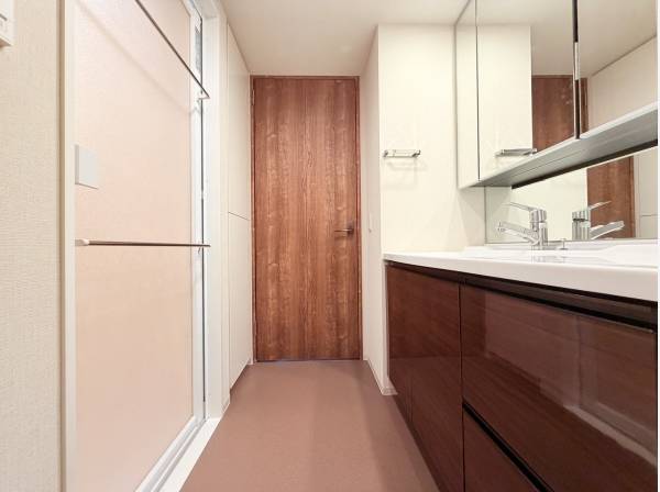 収納たっぷりのパウダールーム♪