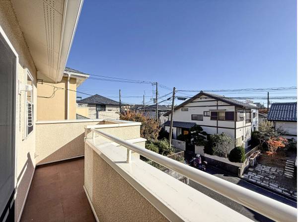 一段宅地が上がっていますので、バルコニーからの眺望は解放感がございます