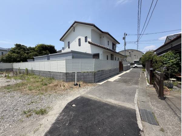 前面道路含む現地写真です
