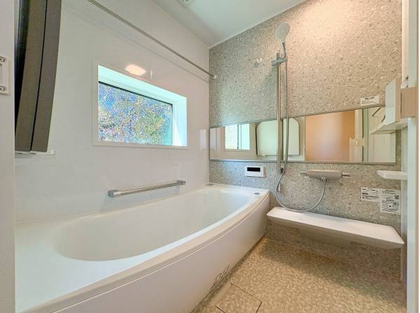 爽やかなデザインのバスルーム、窓から望む景色も素敵♪