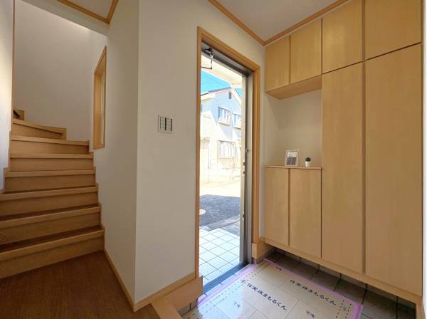 家族全員の靴がしっかり収まる大型収納付きの綺麗な玄関