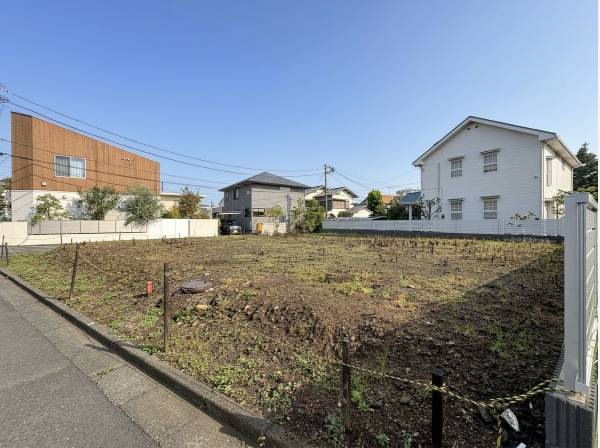 閑静な住宅街に位置する平坦な敷地。お庭や並列駐車も叶います