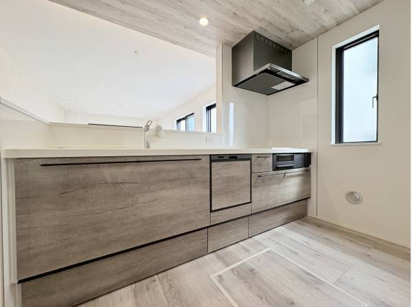 システムキッチン。床下収納もあります