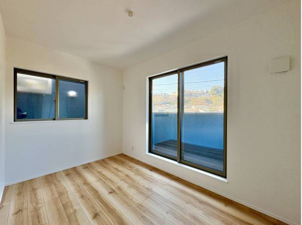 ２面採光で明るい空間の居室