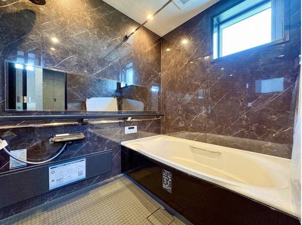 ラグジュアリーなバスルームで至極のリラックスタイムを