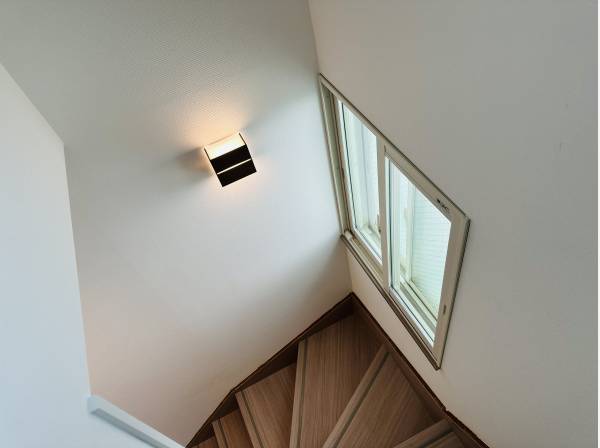 階段に柔らかい光を灯すブラケット