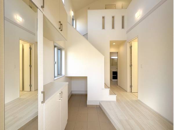 光と抜け感が交差するリズミカルなエントランス