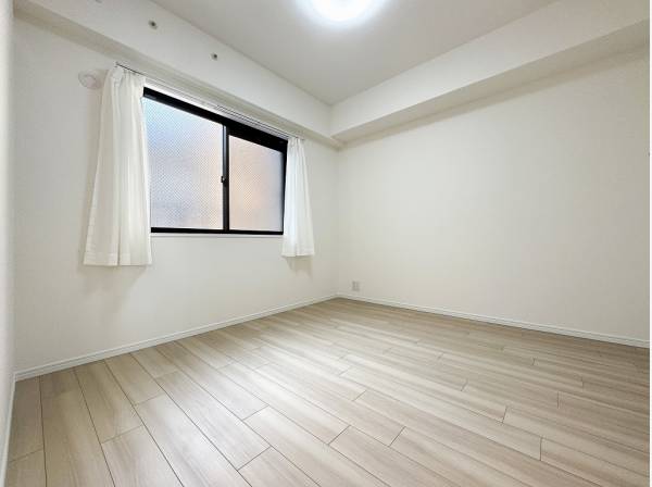 自分らしさを創造できるシンプルな内装の居室空間