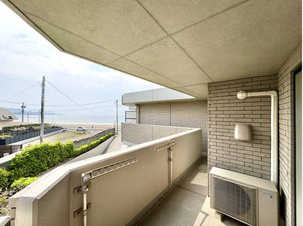 バルコニーからは海を眺めます。