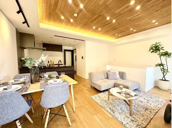 折り上げ天井になっており、開放感があります。