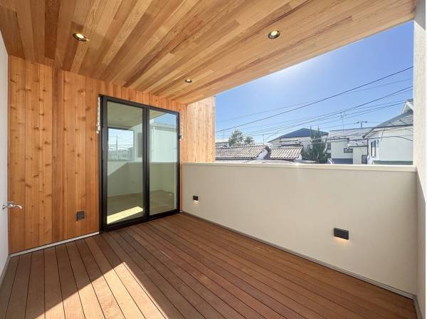 ウッディな温もりに包まれるゆったりとしたバルコニー