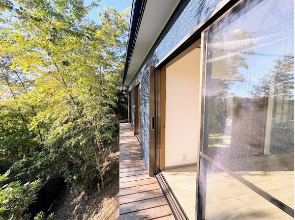 ウッドデッキに出ると自然を感じることができます