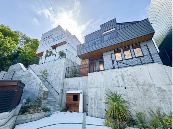 お問い合わせお待ちしております！　※ご紹介は左側の物件になります。