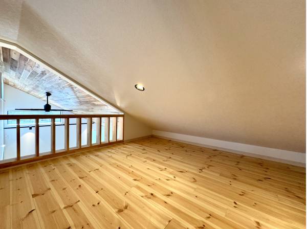 固定階段で行き来可能なロフト