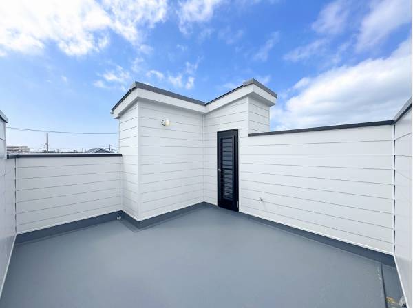 空に映える白に囲まれたプライベートスカイバルコニー