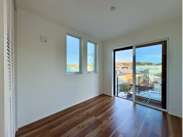 ２面採光の居室は明るい空間です