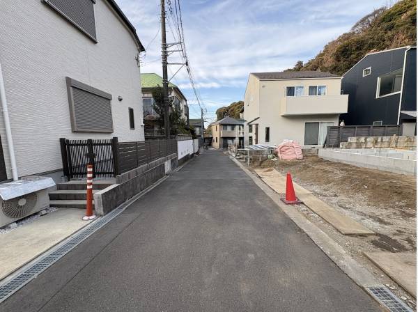 前面道路も車がスムーズに通れる広さです
