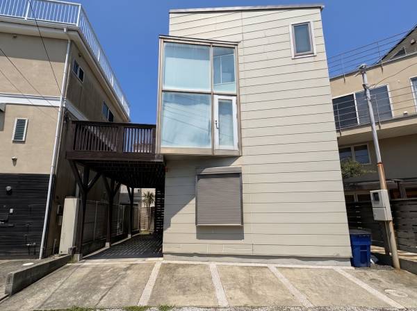 海に近いビーチサイドに映えるスタイリッシュな3階建の邸宅