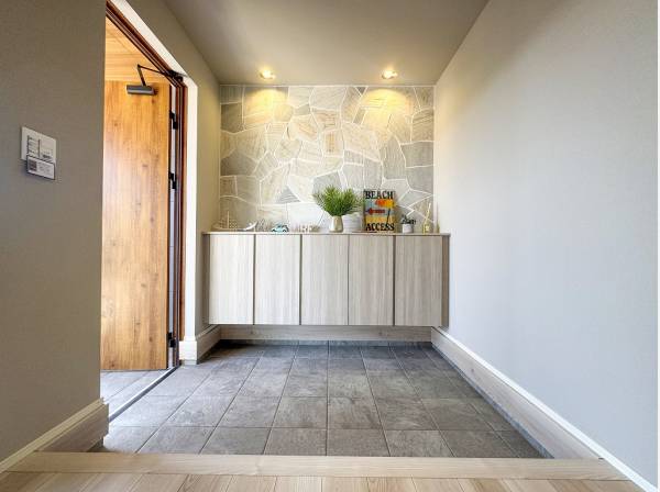 重厚な石張りが出迎える開放的なエントランス