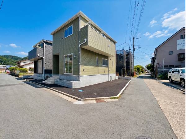 角地の為、車の出し入れも楽ちんです。