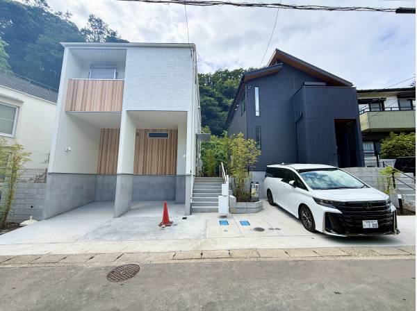 お車2台分駐車可能です。（車種による）