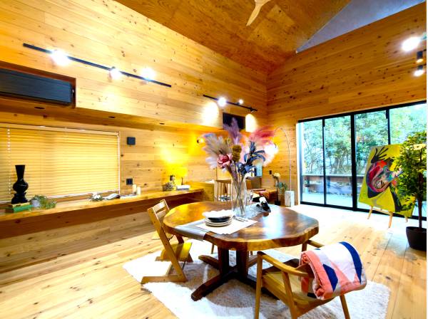 山小屋風の吹き抜け＆ロフトやベンチ・カウンターを設えたＬＤ空間。