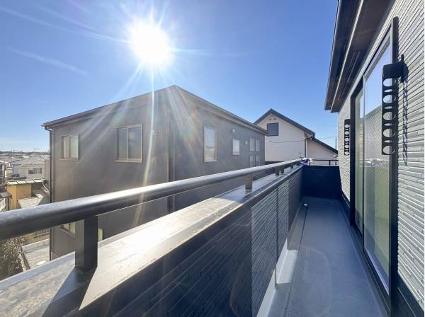 開放感のある陽当たり良好なバルコニー