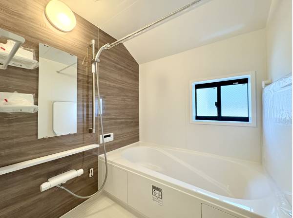 浴室乾燥機付きのバスルーム