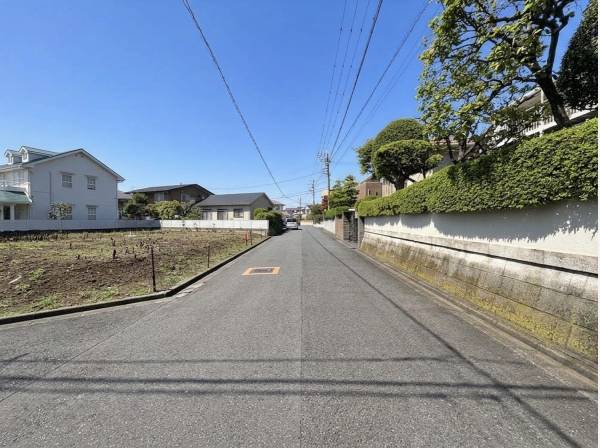 前面道路は幅員約6.0mの公道。車のすれ違いもスムーズです