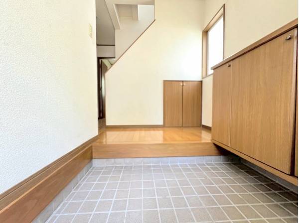 エントランス周りには収納スペースもございます