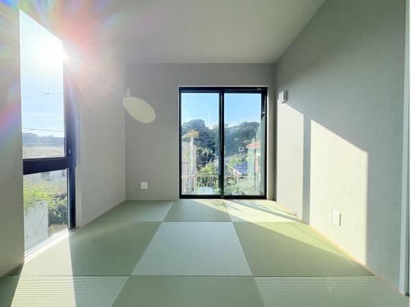 ４．５帖の和室、琉球畳で日入りの良い空間