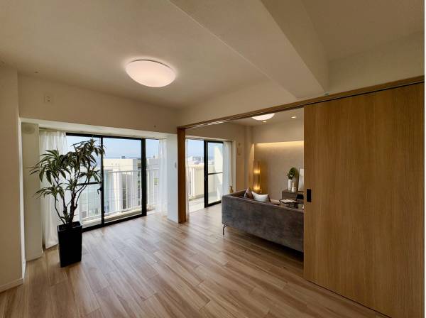 リビング横には約6.1帖のお部屋がございます