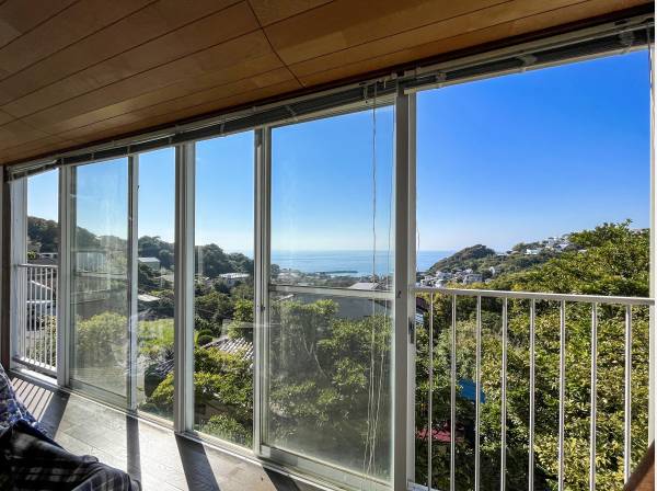 大きな窓から迫力ある景色が愉しめます